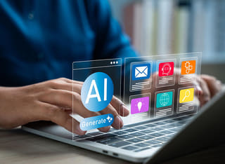 Începător în investițiile cu criptomonede care descoperă fundamentele tradingului automatizat prin inteligență artificială