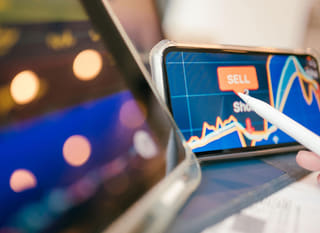 Comerciant care studiază variantele de tranzacționare pe Bitcoin, Ethereum și piața valutară pe diverse platforme