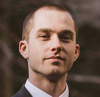 Portret Thomas Whitfield expert în analiza tranzacțiilor pe piața criptomonedelor